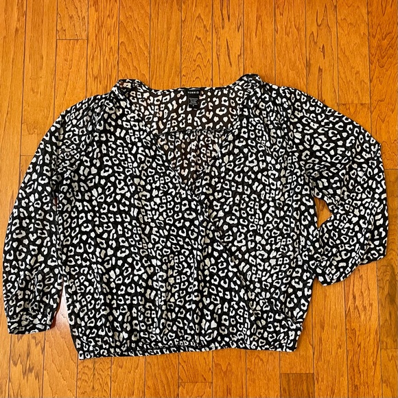 Torrid Blouse Leopard Print Black White Chiffon Surplice Drape Neckline Size 0X - Picture 3 of 11